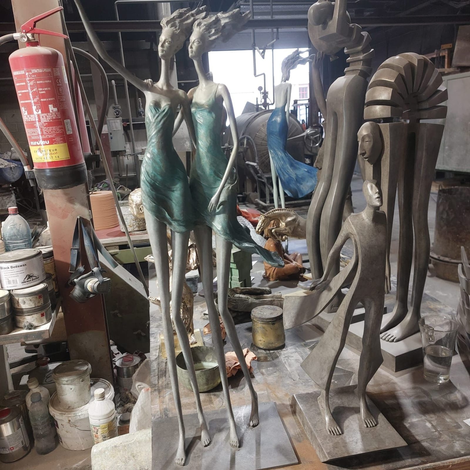 promise new contemporary sculpture of Isabel Miramonte bronze sculpture woman sculpture mother sculpture a woman in the wind in front of a sea Art Yi gallery Brussels art gallery Best Friends Ever twee meisjes sculptuur van Hedwige Leroux hedendaagse bronzen sculptuur danseres vrouw sculptuur twee meisjes zussen in een groene en blauwe jurk nemen samen een selfie met de telefoon