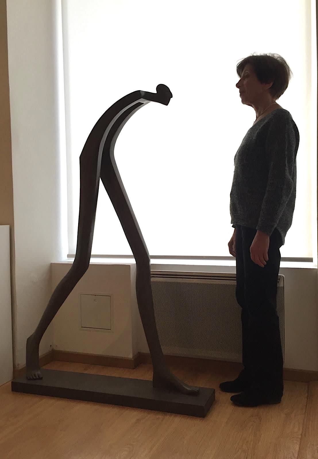big step monumental bronze sculpture contemporary sculpture abstract sculpture figurative sculpture bronze sculpture of Isabel Miramontes for garden art garden design a man walking forward to his furture with big steps Art Yi gallery Brussels art gallery
