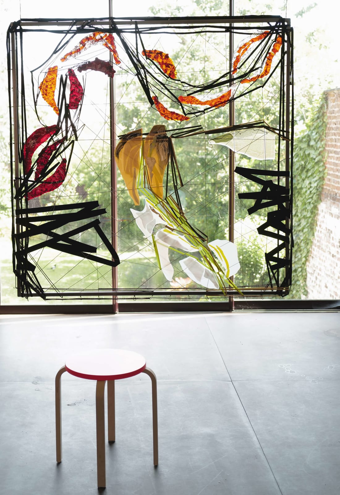 hedendaagse kunst wandinstallatie glaskunst mixed media maison Fabienne Decornet interieur abstracte kunst rode en gouden vissen Art Yi-galerij Kunstgalerij Brussel