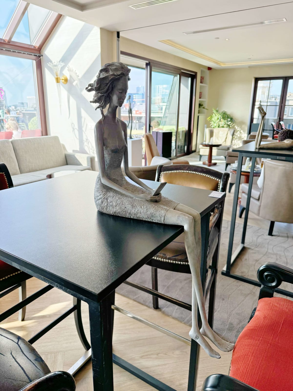antworte mir, Hedwige Leroux, zeitgenössische Skulptur, Bronzekunst, schöne und feine Frau, die auf ihrem Smartphone zusieht und auf eine Antwort wartet, Kunst, Yi Art Gallery, Brüssel