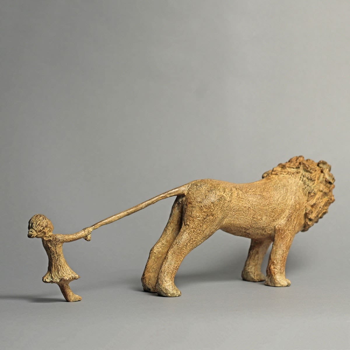 une jolie fille reste avec un bébé lion sculpture contemporaine en bronze design d'intérieur galerie d'art sophie verger bruxelles