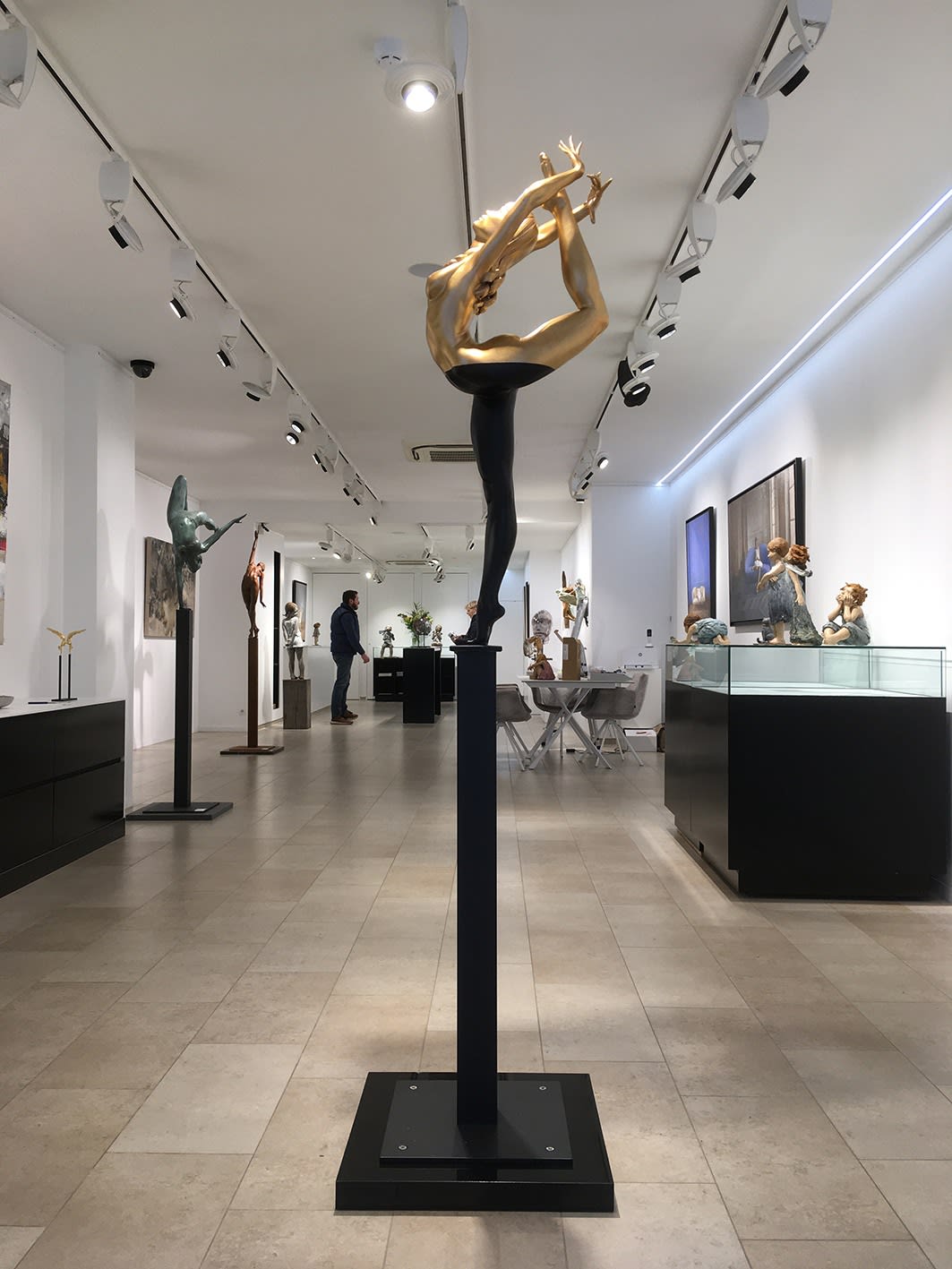 P pour Patience sculpture dorée Marc de Corte sculpture femme dansante sculpture fille sculpture couple danse sculpture humaine nue sculpture de jardin sculpture bronze sculpture contemporaine Galerie Art Yi Galerie d'art de Bruxelles
