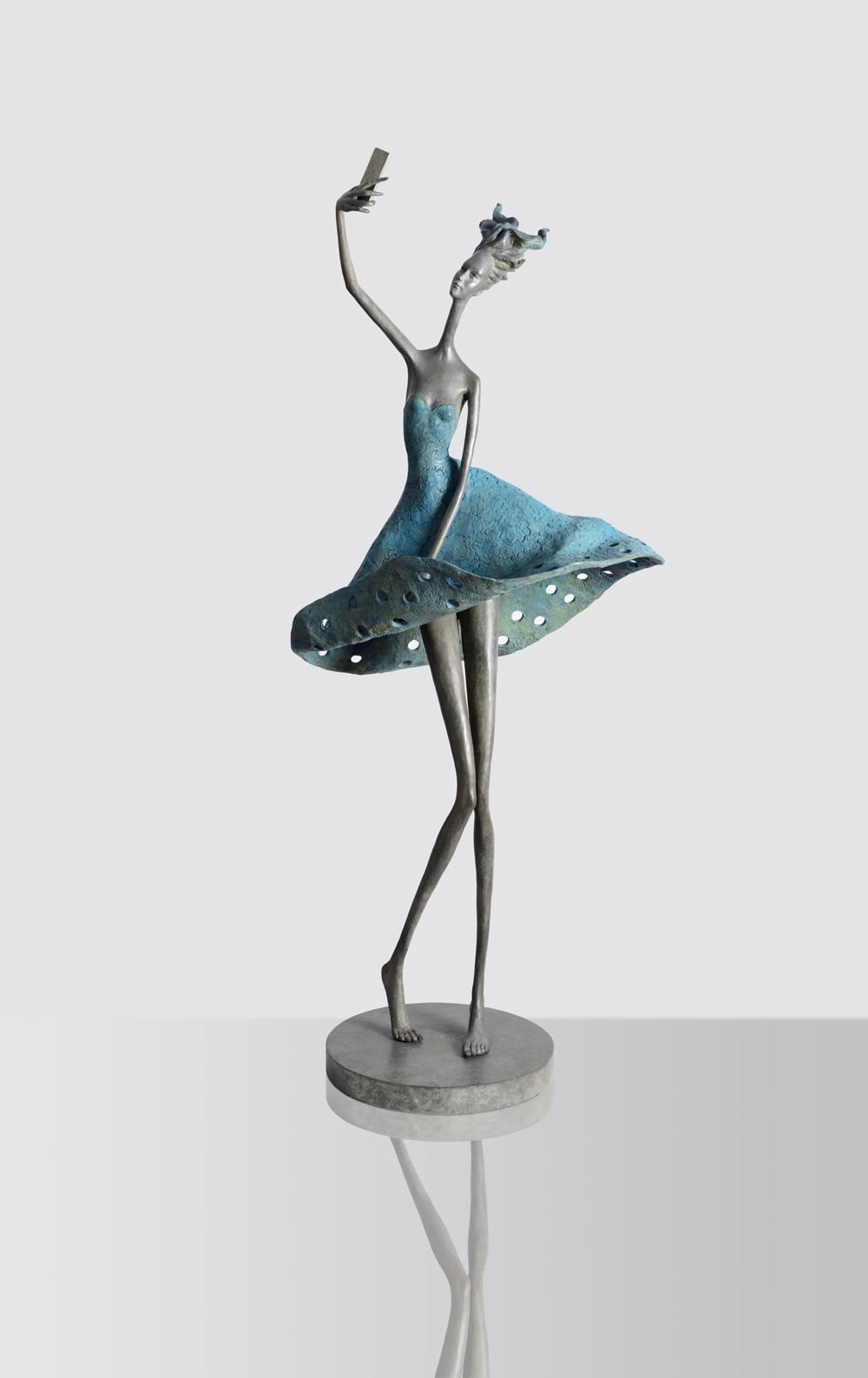 today's mirror hedwige leroux contemporary sculpture art beautiful and fine dressed women bronze sculpture selfie on her smartphone art yi art gallery brussels