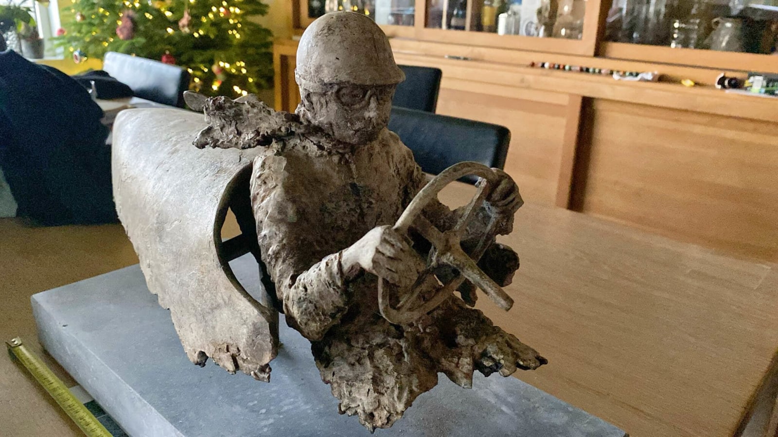 meester van de snelheid racewagen sculptuur van Lieven D'Haese een jongen bestuurt een racewagen hedendaagse sculptuur bronzen sculptuur Art Yi Gallery Brusselse kunstgalerie