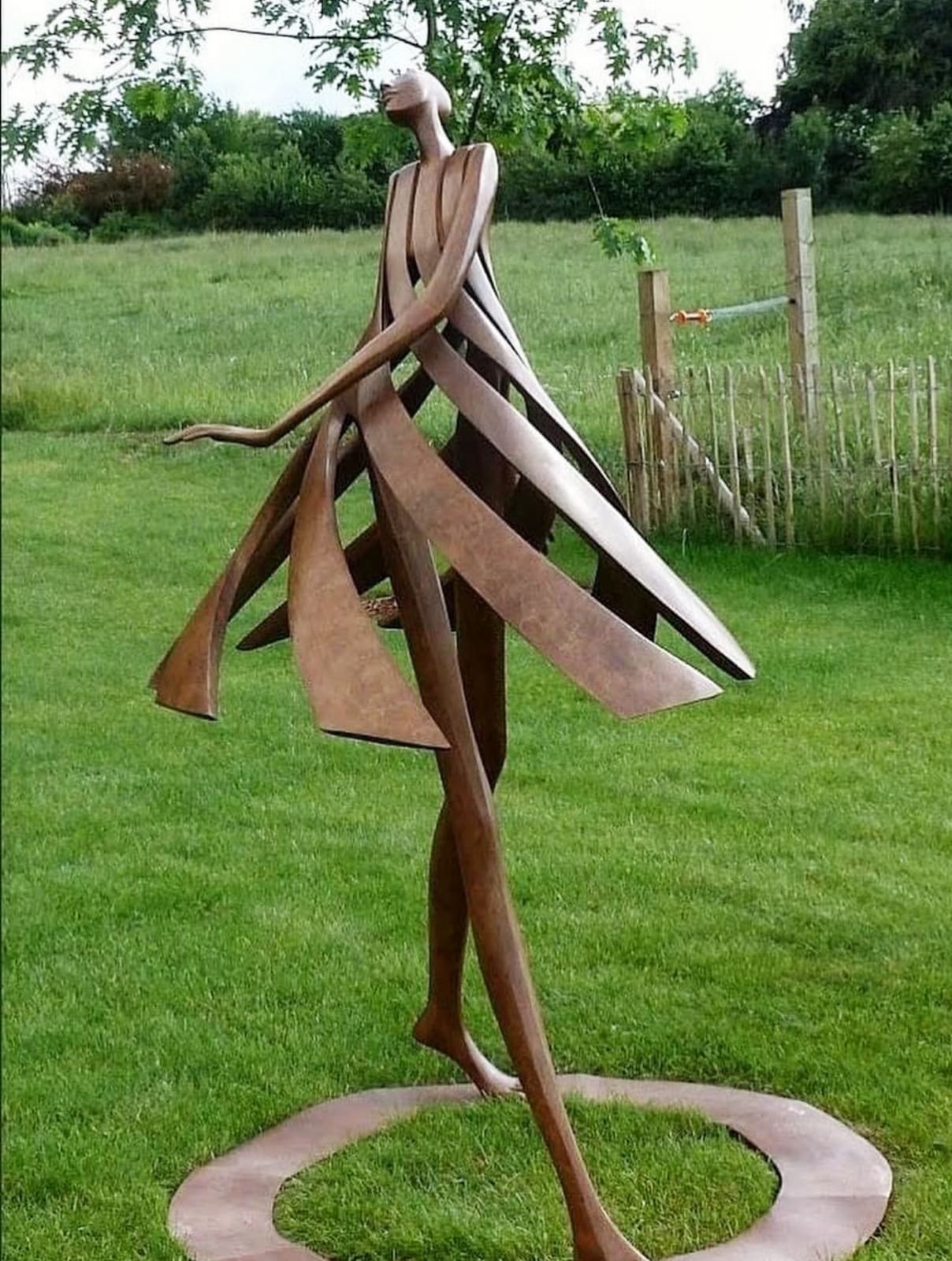 primavera lente mooi meisje in haar draaiende jurk abstract eigentijds brons tuinbeeld monumentaal beeldhouwwerk isabel miramontes tuindecoratie ontwerp kunst yi galerij brussel
