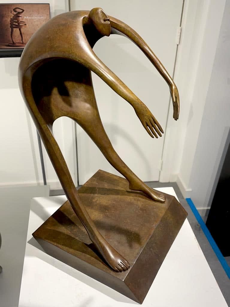 Isabel miramontes sculpture contemporaine en bronze art abstrait sculpture décoration design minimalisme un homme volant ou se dirigeant vers le ciel par une coup de vent