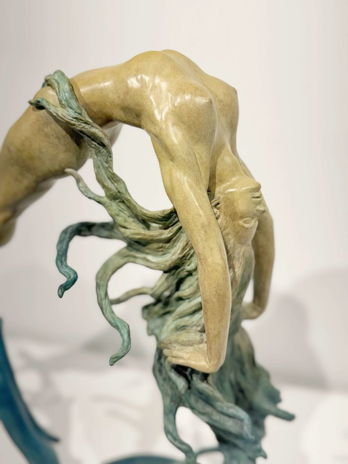 Heart of the horizon Liang Binbin contemporary sculpture bronze sculpture a swimming woman sculpture jump into water circle forming a heart shape of love with the blue aqua wave and sea sculpture water sculputre Art Yi gallery Brussels art gallery