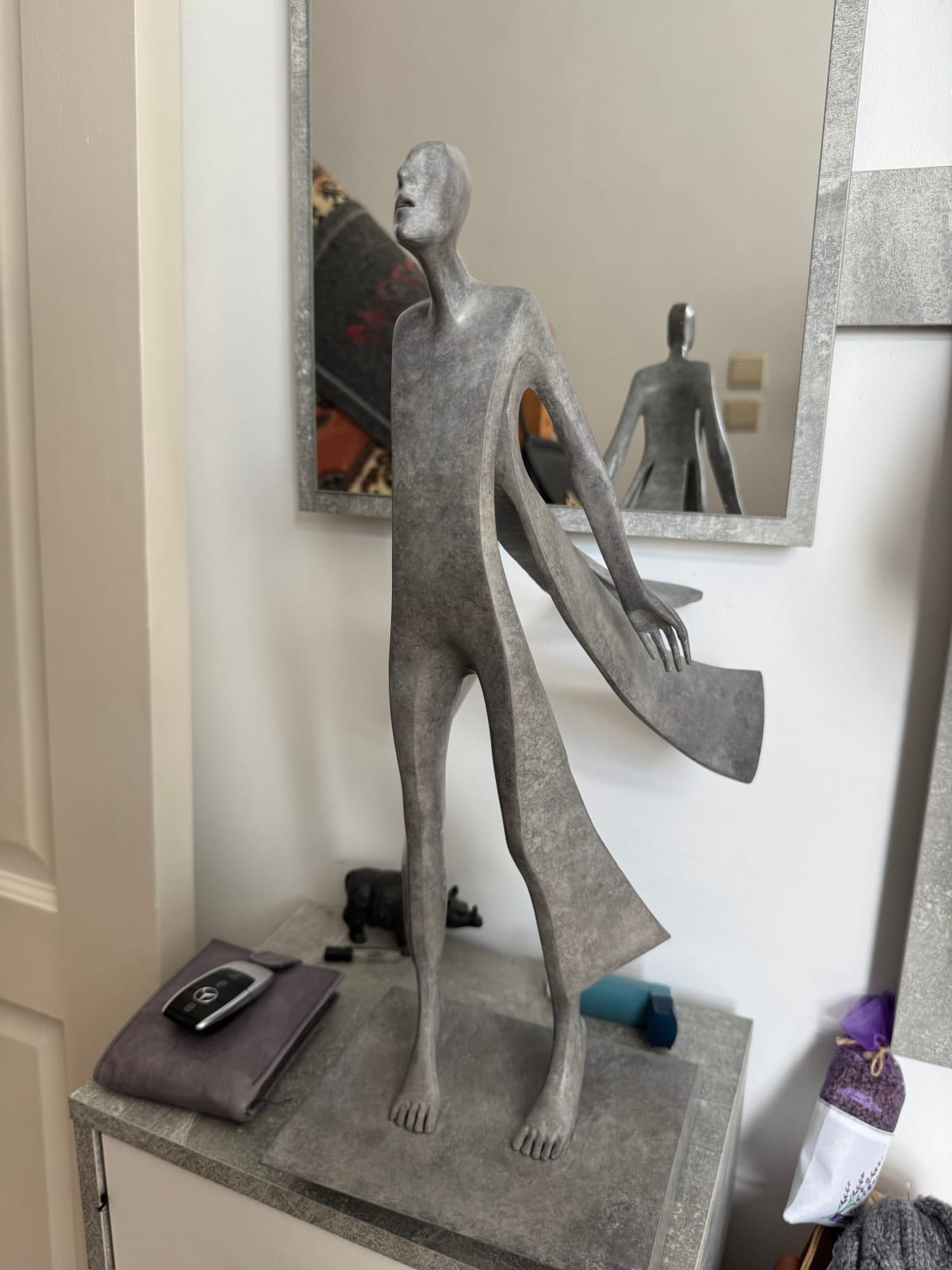 belofte nieuwe hedendaagse sculptuur van Isabel Miramonte bronzen sculptuur vrouwensculptuur moedersculptuur een vrouw in de wind voor een zee Art Yi-galerij Brusselse kunstgalerij