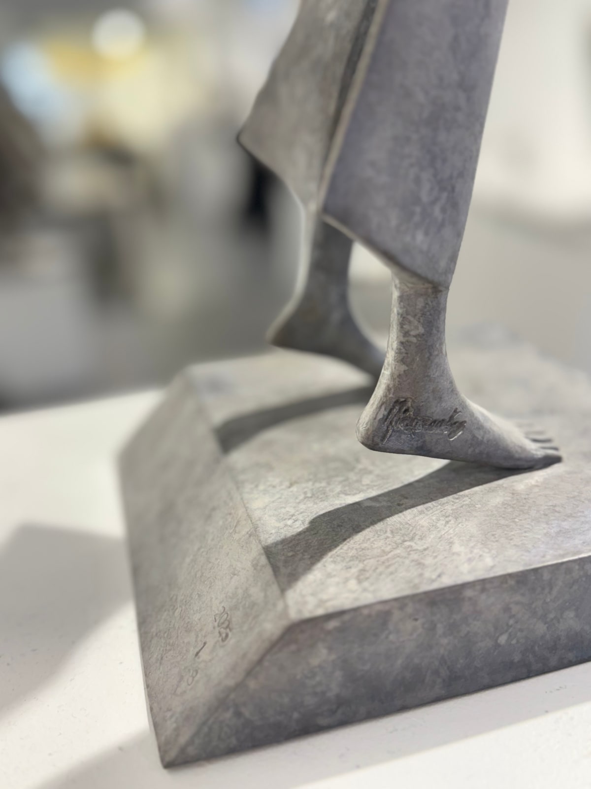 promesse nouvelle sculpture contemporaine d'Isabel Miramonte sculpture en bronze femme sculpture mère sculpture une femme dans le vent devant une mer Galerie Art Yi Galerie d'art de Bruxelles