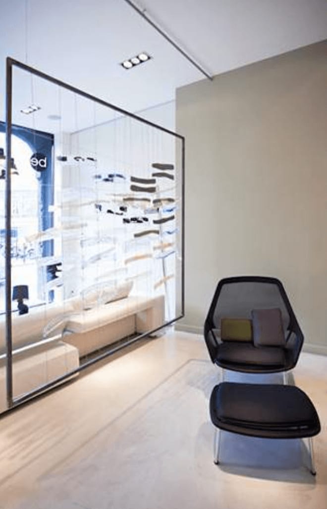 la vague art contemporain installation murale art du verre techniques mixtes maison Fabienne Decornet design d'intérieur art abstrait poissons bleus nageant dans la mer Galerie Art Yi Galerie d'art de Bruxelles