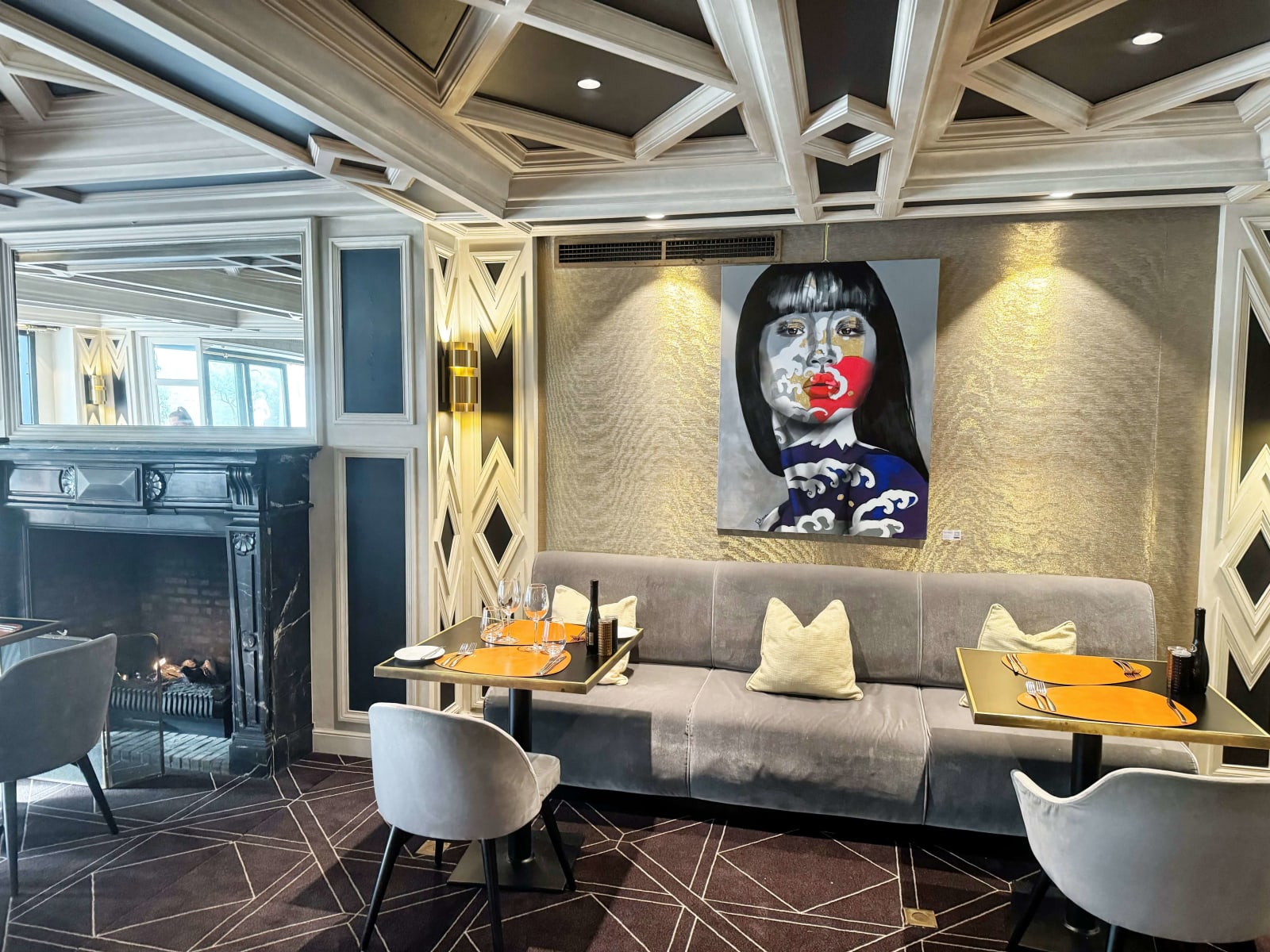 The wave of Hokusai acrylic painting japanese art painting with gold leaf france courpotin woman face painting with beautiful japanese woman in kimono art yi brussels art galleryinterior design contempory painting in Hotel Barsey by Warwick in Brussels Art Yi gallery Brussels art gallery