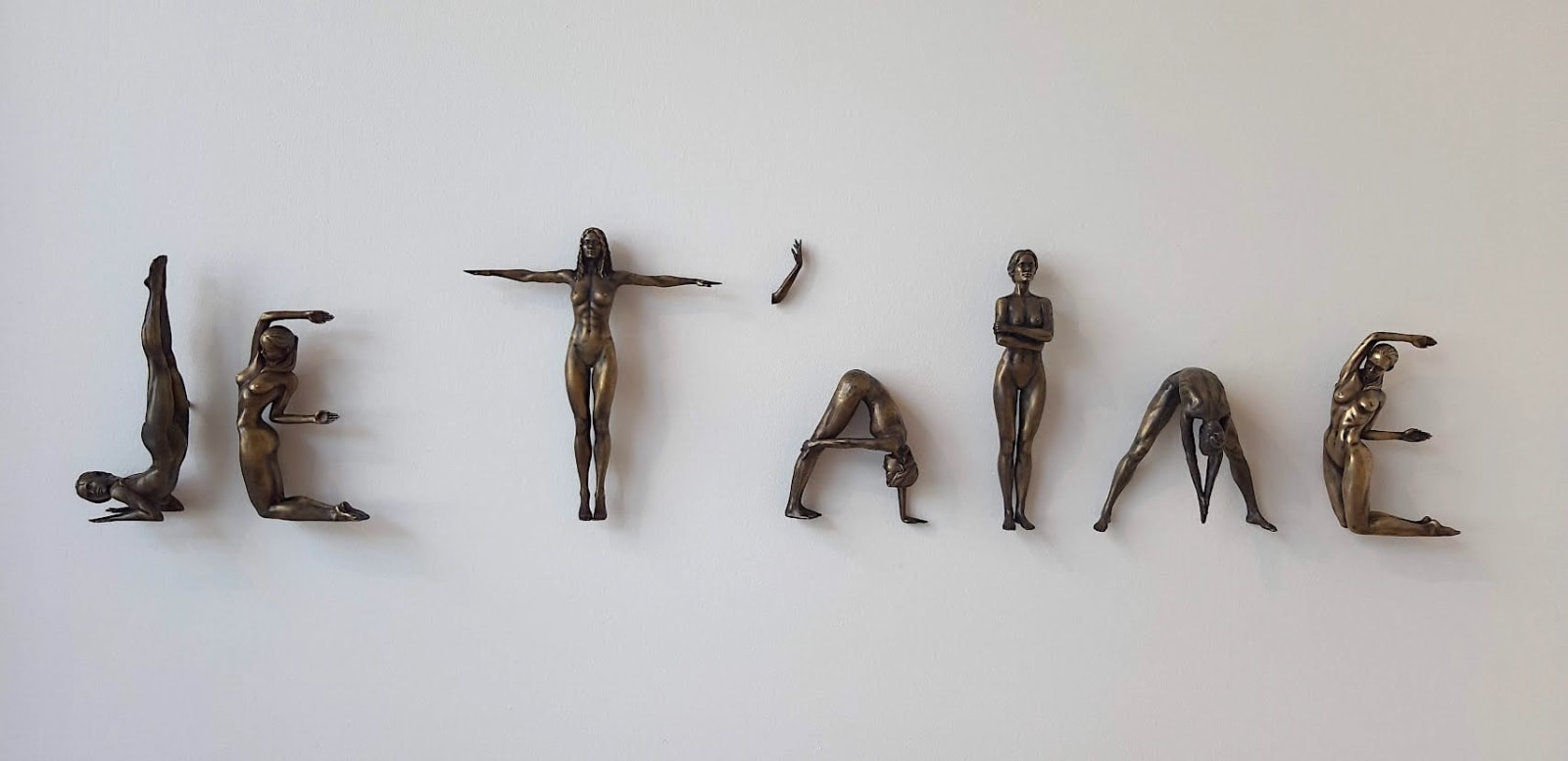 Sculpture lettre je t'aims de Marc de Corte sculpture contemporaine en bronze sculpture phrase poème mot personnalisée à la galerie Art Yi à Bruxelles