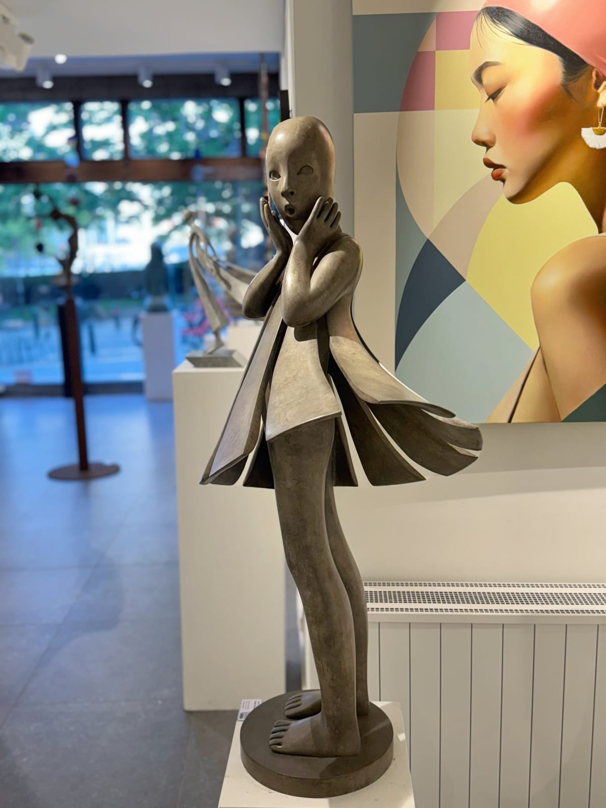 Engel passeert Isabel Miramontes dansend meisje sculptuur monumentale sculptuur tuinsculptuur hedendaagse bronzen sculptuur een mooi meisje verrast door haar jurk die door de wind wordt opgeblazen Art Yi-galerij Kunstgalerij Brussel