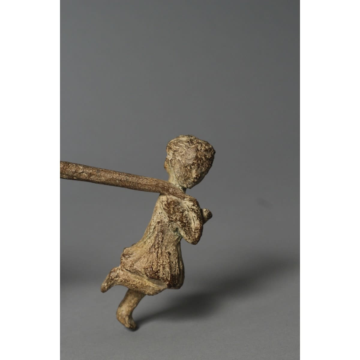 Sculpture Jeanne et lion avec une petite fille sculpture Sophie Verger jolie sculpture en bronze sculpture animalière sculpture contemporaine Galerie Art Yi Galerie d'art de Bruxelles