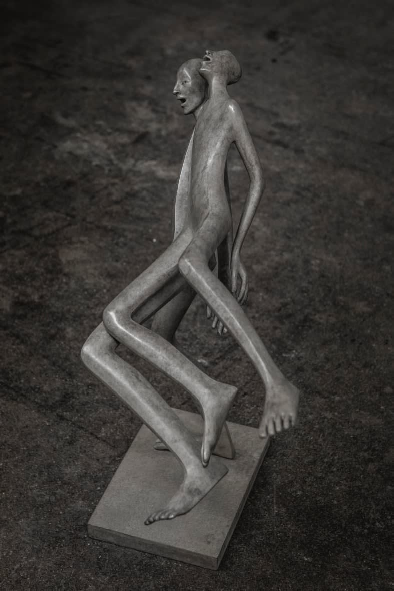 Isabel Miramontes hedendaagse bronzen sculptuur abstracte kunst een gelukkig paar sculptuur modus vivadis dansen en springen voor een feest