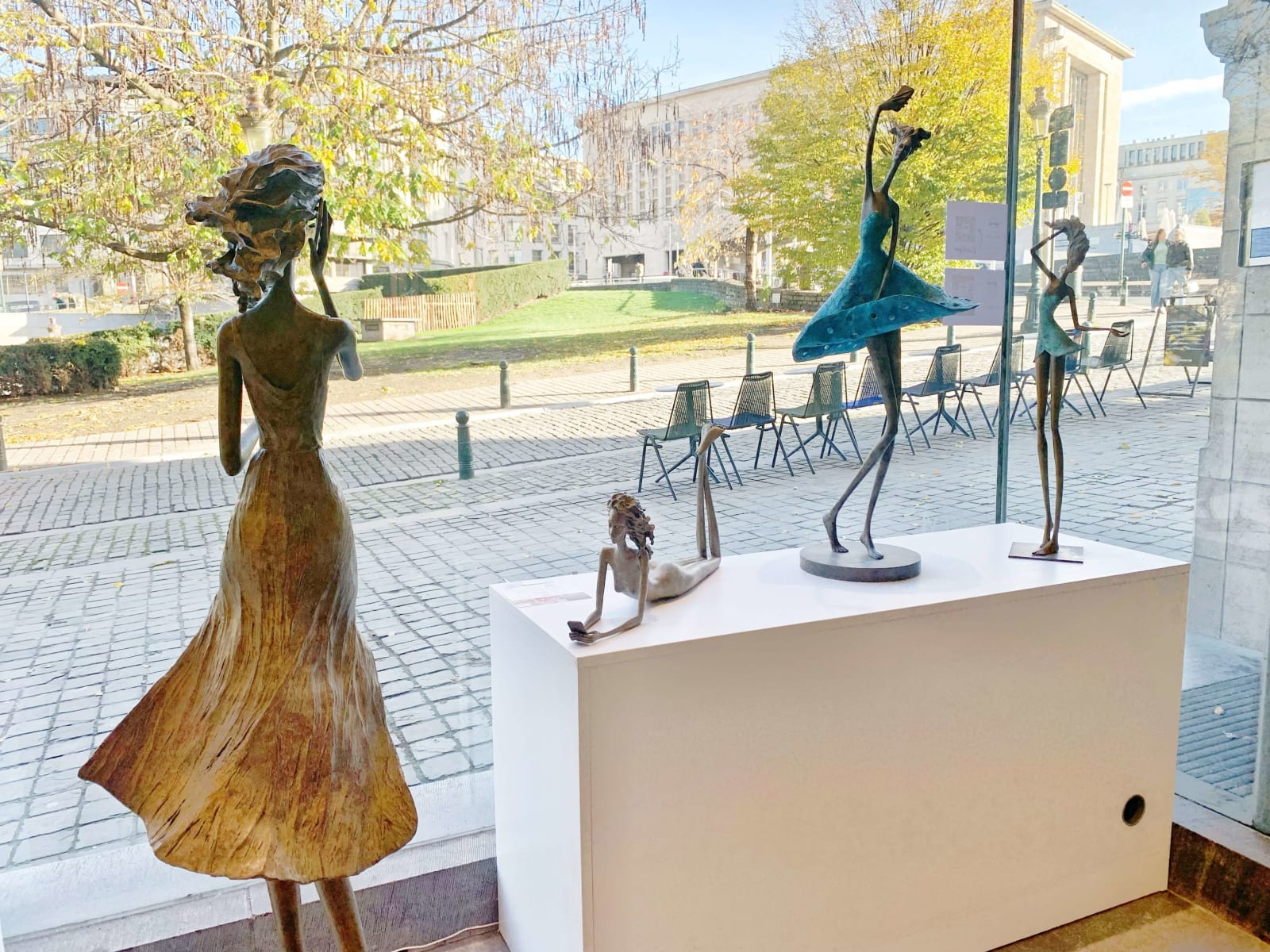 kunsttentoonstelling hedwige leroux mooi en fijn hedendaags bronzen beeld van stadsvrouw met smartphone en droom kunstgalerij brussel