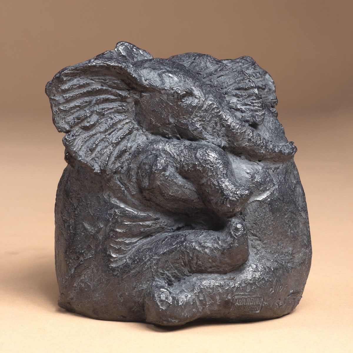 Deux éléphants enlacés éléphant mignon baiser et câlin ensemble sculpture d'ours collection d'ours sculpture animalière en bronze contemporain sophie verger art yi galerie d'art bruxelles