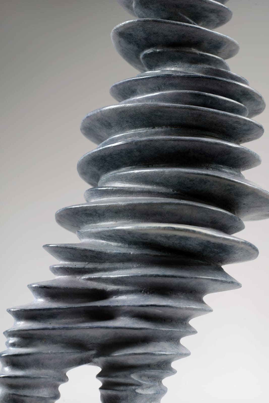 Walkman, zeitgenössische Skulptur, Liang Binbin, eine hellgraue Bronzeskulptur eines Mannes, der im Regen geht und springt, mit Schatten, figurative Skulptur, Art Yi Gallery, Brüsseler Kunstgalerie