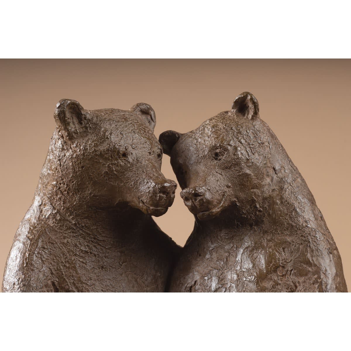 The lovers bear sculpture bear couple in love Sophie Verger lovely bronze sculpture animal sculpture contemporary sculpture garden sculpture Art Yi gallery Brussels art gallery