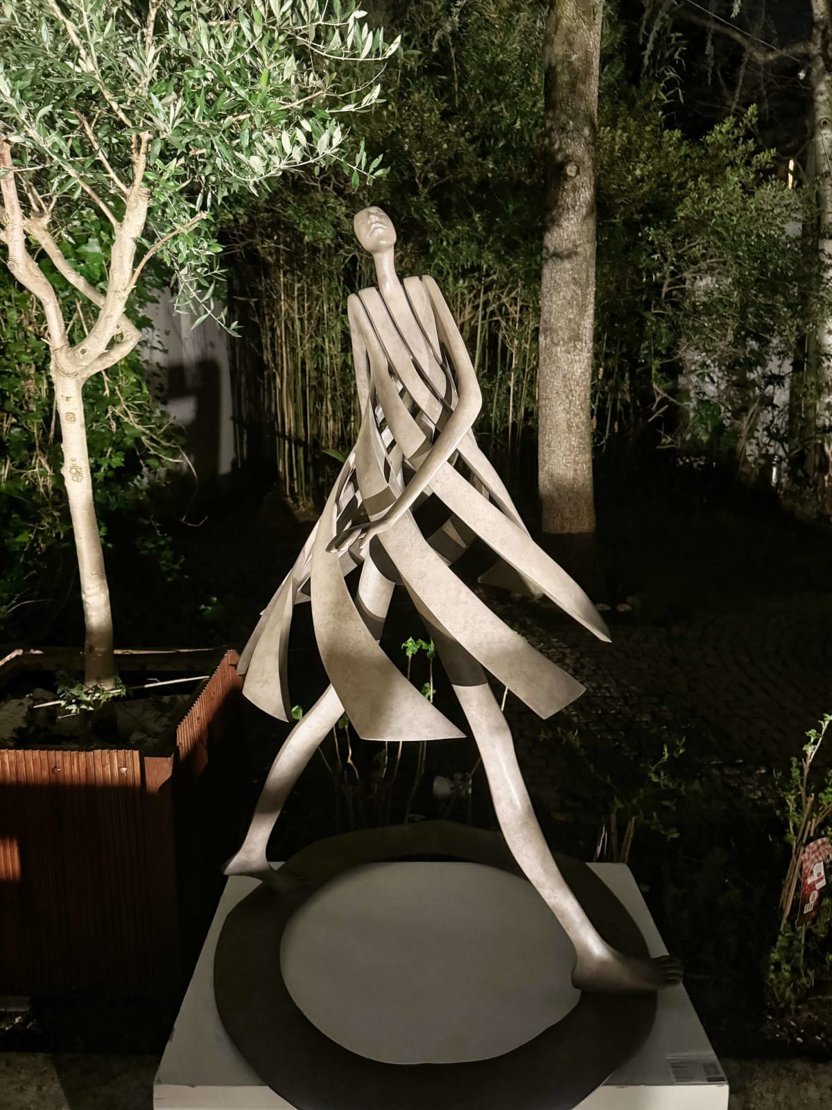 Primavera tanzende Mädchenskulptur Isabel Miramontes Gartenskulptur Gartengestaltung Gartendekoration Kunst zeitgenössische Skulptur Bronzeskulptur Innenarchitektur im Hotel Barsey von Warwick Art Yi Galerie Brüsseler Kunstgalerie