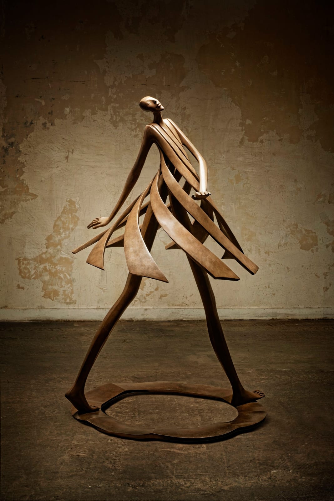 Cette nouvelle petite sculpture « Primavera », représentant une danseuse printanière, est une sculpture figurative abstraite contemporaine en bronze de Miramontes, exposée à la galerie Art Yi à Bruxelles.