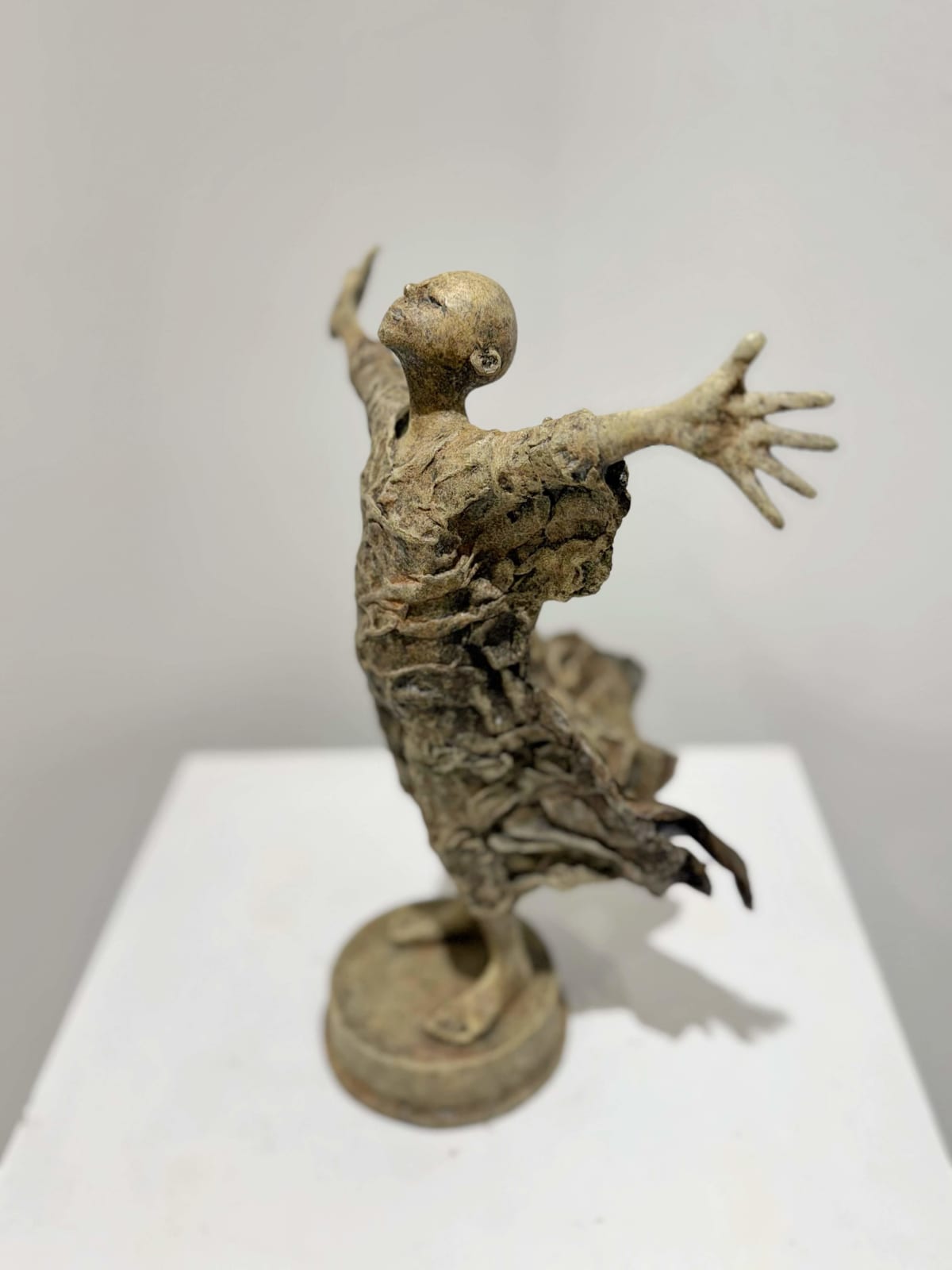 IIXV Lieven d'Haese contemporary bronze sculpture of a boy opening his arm against the wind to embrace a new adventure. A child's sculpture, a sculpture of childhood dreams. Art Yi art gallery in Brussels.
