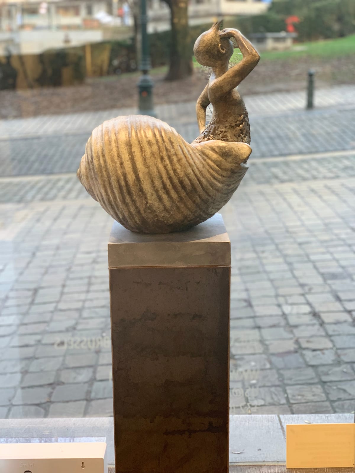 Escargot lieven d'haese sculpture contemporaine en bronze sculpture d'escargot sculpture animalière sculpture d'enfant enfance sculpture volante sculpture de jardin design d'art de jardin Art Yi galerie d'art à bruxelles