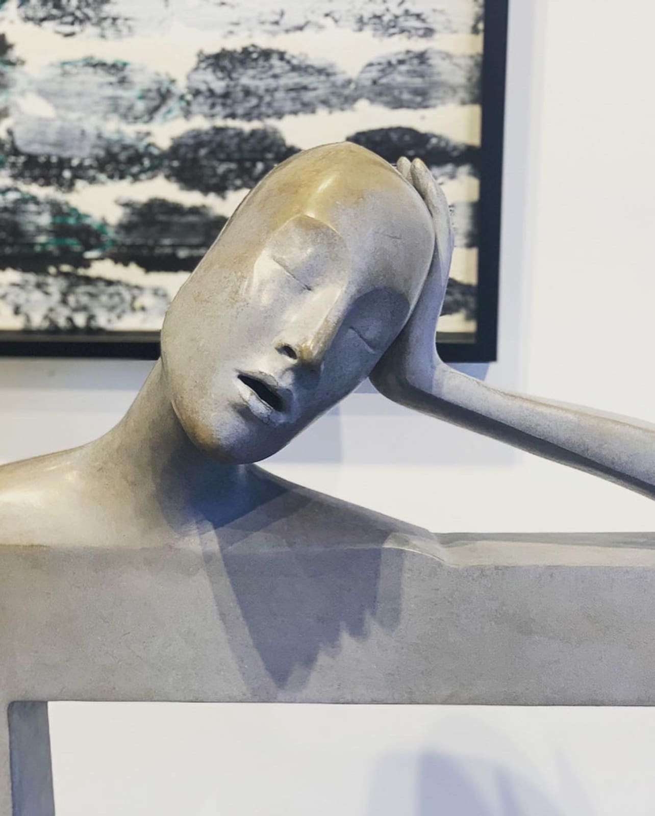 Daydream-Bankstuhl, abstrakt, zeitgenössische Bronze-Gartenskulptur, monumentale Skulptur, Isabel Miramontes, Gartendekoration, Design, Schwimmbadstuhl, Gartendesign, Gartenkunst ART YI Kunstgalerie Brüssel