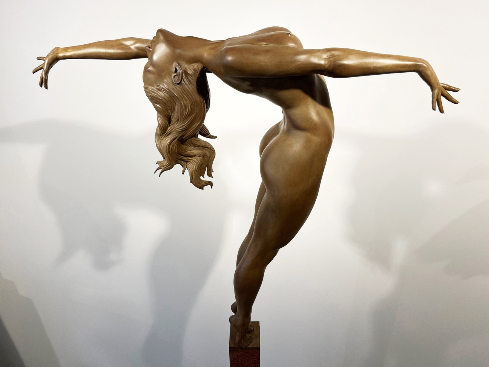 T pour confiance Marc de Corte sculpture femme dansante sculpture fille sculpture couple danse sculpture humaine nue sculpture de jardin sculpture bronze sculpture contemporaine Galerie Art Yi Galerie d'art de Bruxelles