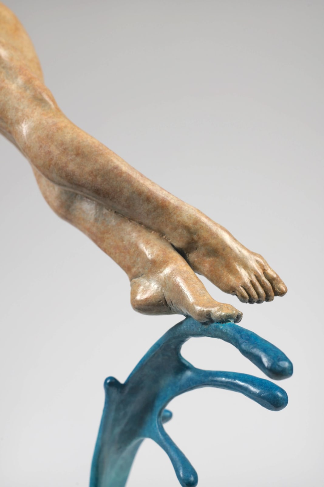 Heart of the horizon Liang Binbin contemporary sculpture bronze sculpture a swimming woman sculpture jump into water circle forming a heart shape of love with the blue aqua wave and sea sculpture water sculputre Art Yi gallery Brussels art gallery