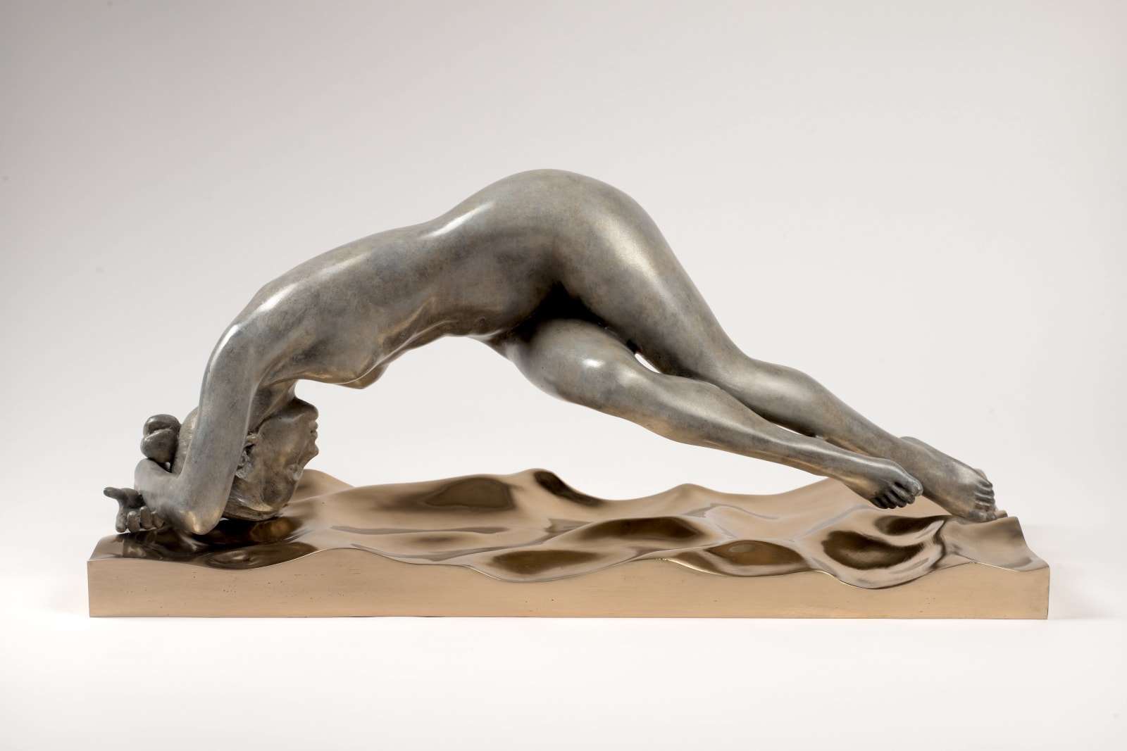 liang binbin Bridge naked swimming woman jumping on a golden water woman sculpture swim sculpture bronze sculpture contemporary sculpture art Art Yi gallery Brussels art gallery Art Yi gallery Brussels art gallery