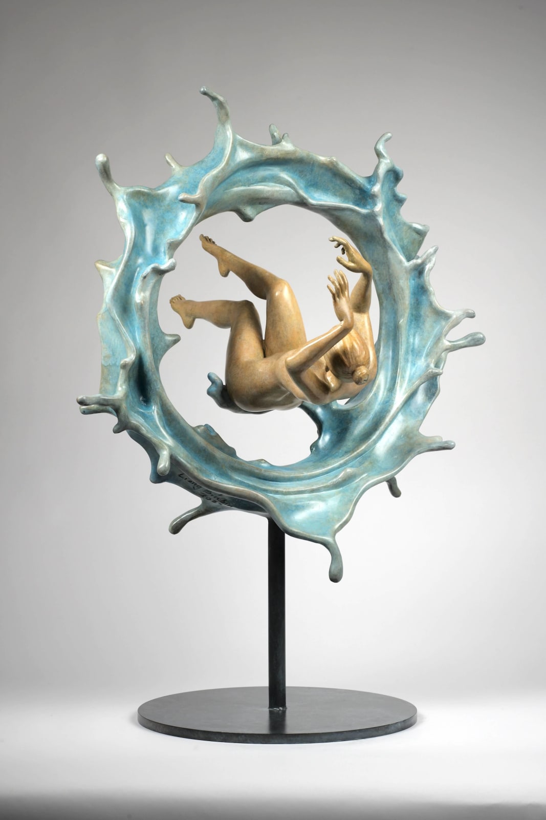 Floating of thought Liang Binbin contemporary sculpture bronze sculpture a swimming woman sculpture through a water circle a blue wave sculpture blue sea sculpture water sculputre Art Yi gallery Brussels art gallery
