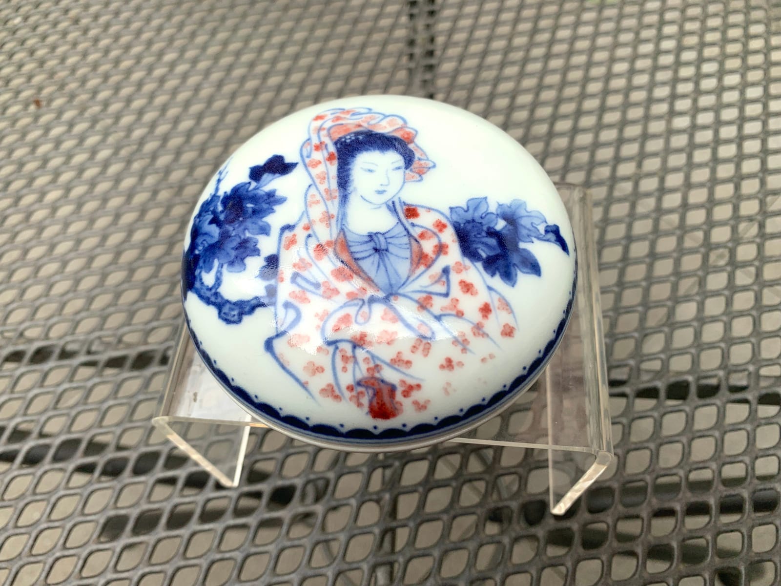 Qing Dynasty Style Blue and White and Red Underglaze Figurative Porcelain Box (Bottom signed