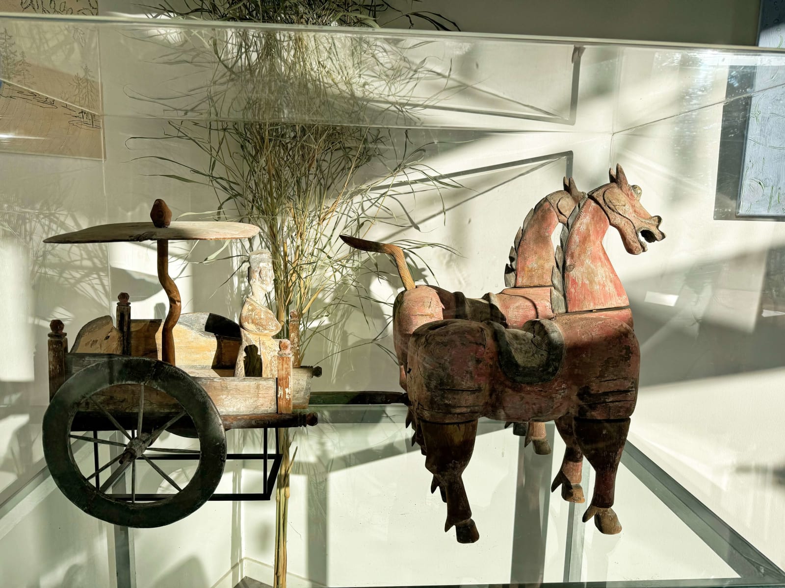 Chinesische Antiquitäten, Drachenpferd und hölzerner Streitwagen aus der Han-Dynastie Art Yi Galerie Brüsseler Kunstgalerie