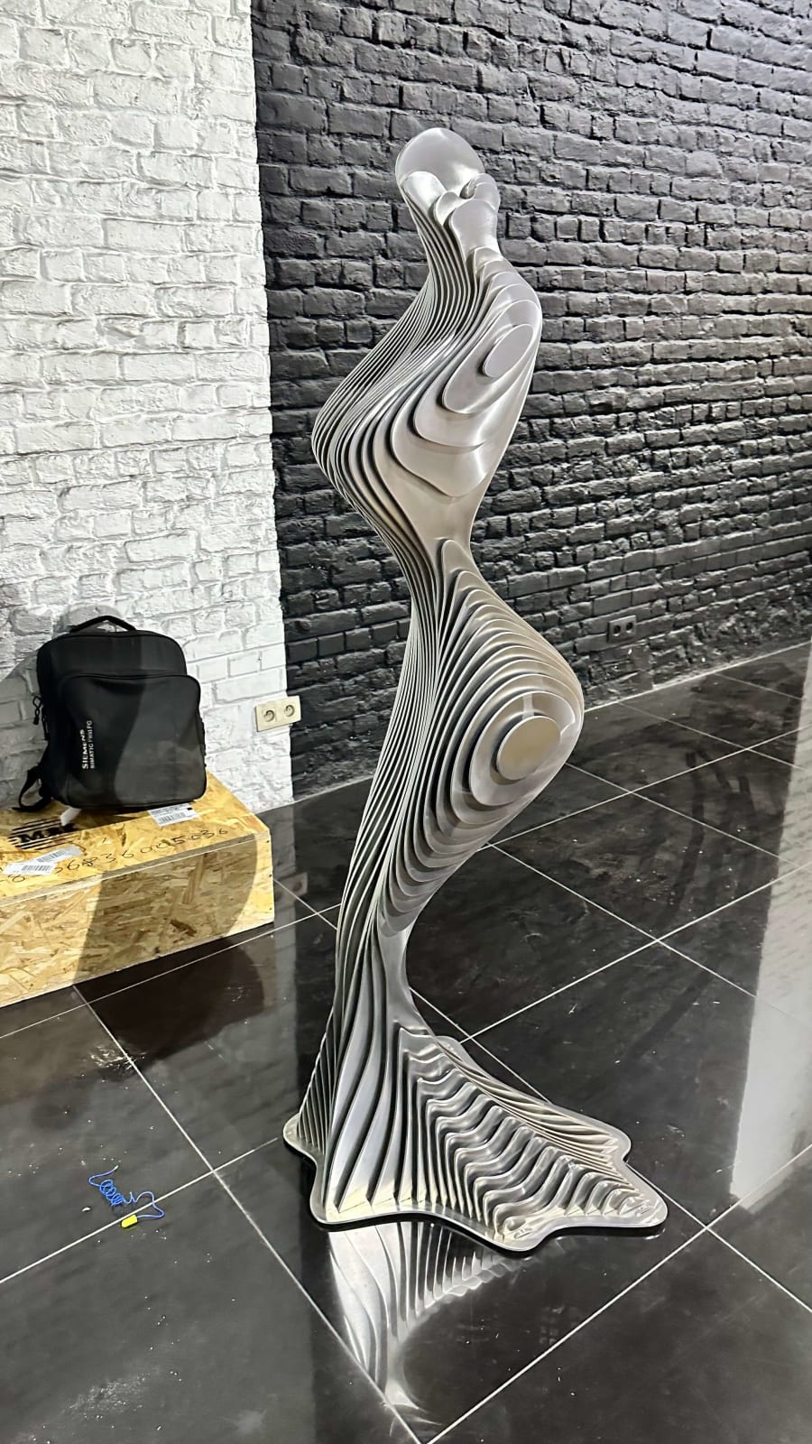 Krysty jean paul kala eigentijdse beeldhouwkunst een staande vrouw beeldhouwkunst tuinbeeldhouwkunst tuinontwerp metaalkunst Art Yi figuratieve sculptuur kunstgalerie in brussel