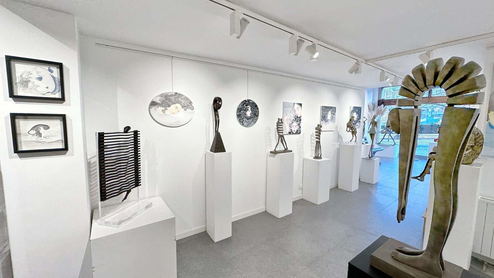 wang jojo chinese contemporary painting of woman in black and white in ukiyo-e and yamato-e japanese painting ink and watercolor on paper interior draw art decoration art gallery art yi brussels contemporary sculpture bronze art isabel miramontes