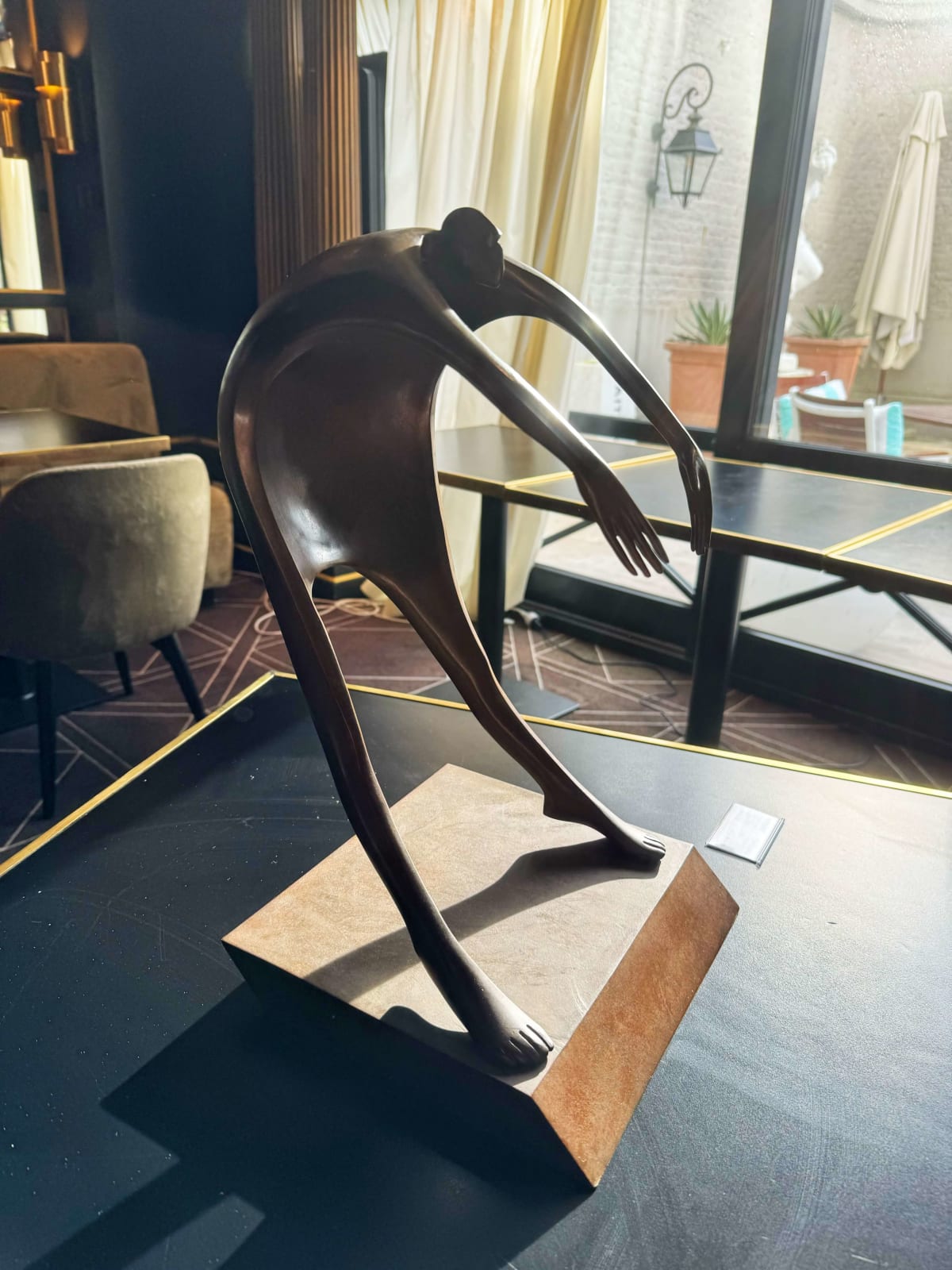 Windstoßskulptur Isabel Miramontes zeitgenössische Skulptur Bronzeskulptur Innenarchitektur im Hotel Barsey von Warwick Art Yi Galerie Brüsseler Kunstgalerie