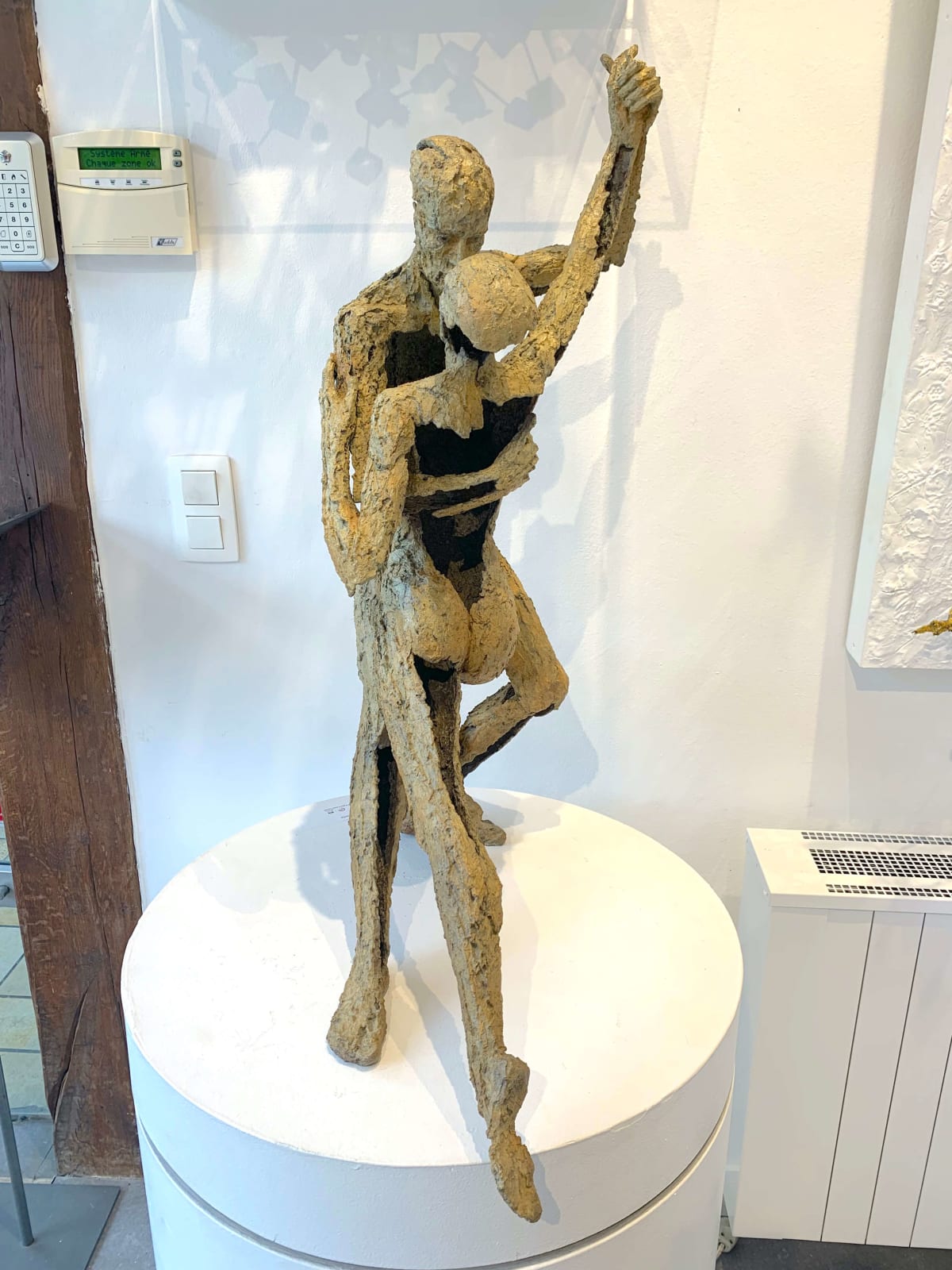 una coppia innamorata balla il tango scultura jacques van den abeele galleria d'arte a bruxelles