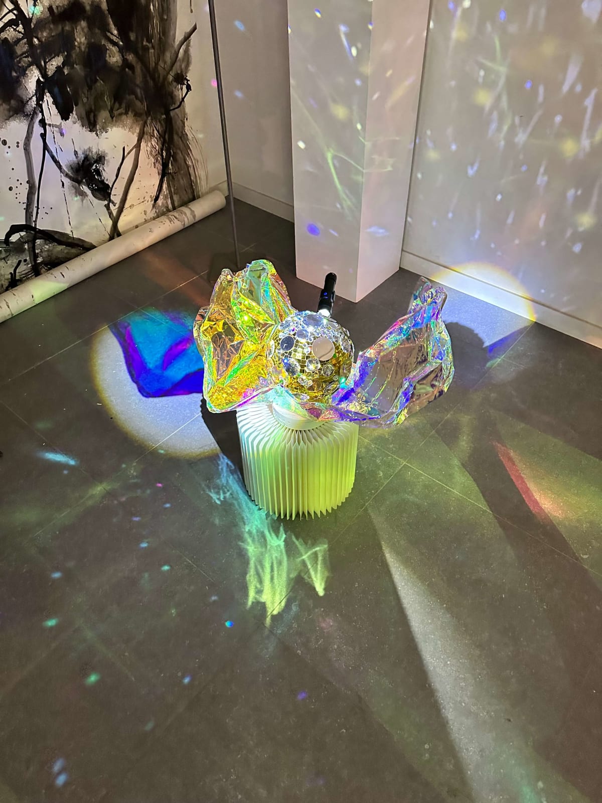 Selfvers art light yuiko rayka rotating light art contemporary installation art interior design japanese artist brussels art gallery art yi