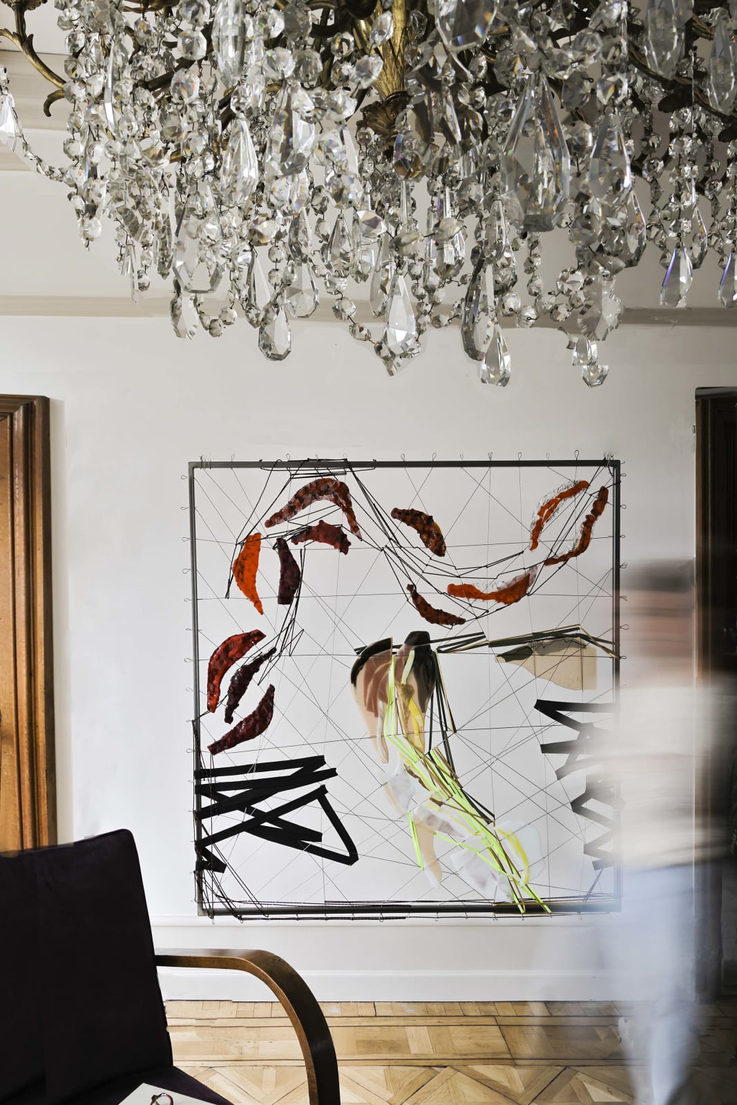 hedendaagse kunst wandinstallatie glaskunst mixed media maison Fabienne Decornet interieur abstracte kunst rode en gouden vissen Art Yi-galerij Kunstgalerij Brussel