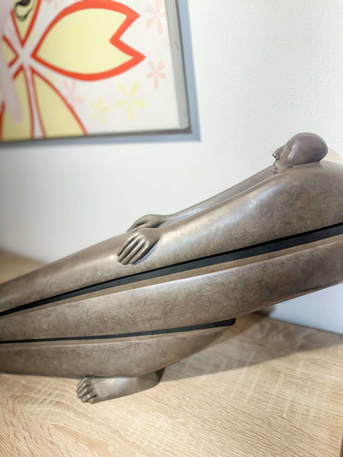 een elastische wereld Isabel Miramontes hedendaagse bronzen sculptuur abstracte kunst beeldhouwwerk minimalisme kunstdecoratie interieur design een lang figuur voor tafeldecoratie Art Yi-galerij Kunstgalerij Brussel