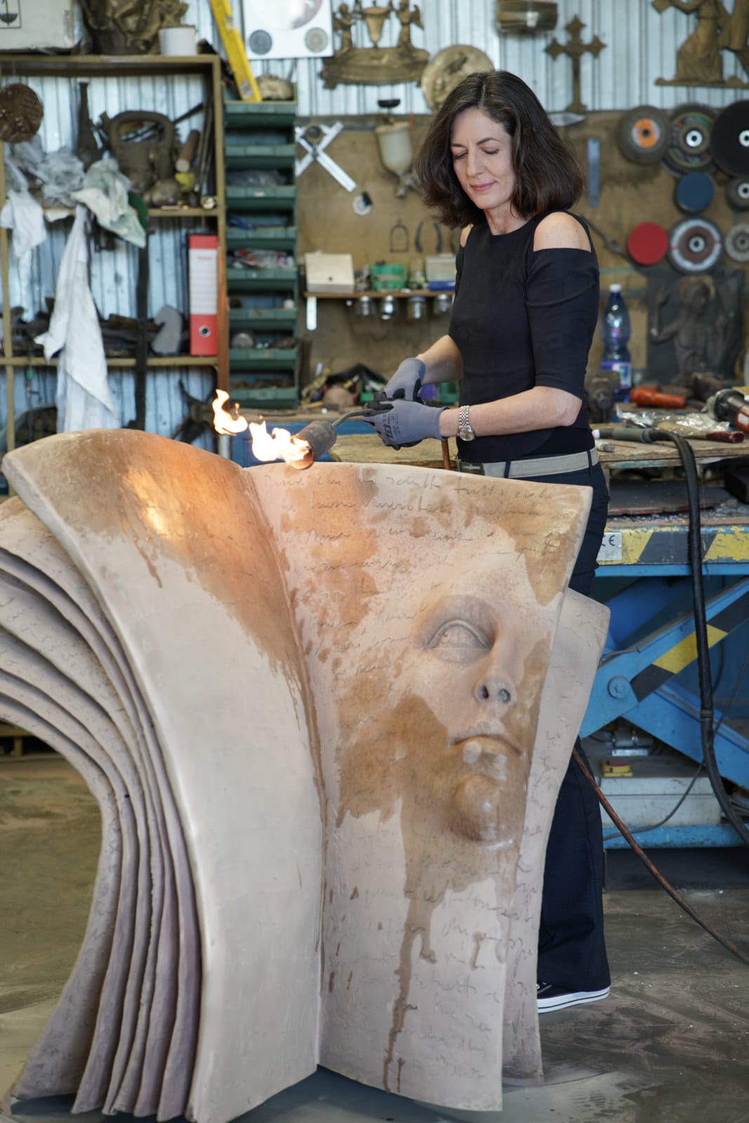 vooruitkijken hedendaagse bronzen sculptuur gezicht sculptuur boek sculptuur paola grizi italiaanse sculptuur tuin sculptuur kunst yi brusselse kunstgalerij