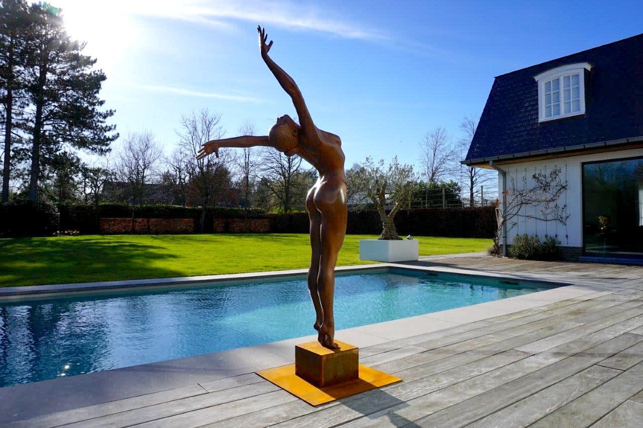 Secouez-le Marc de Corte danse femme sculpture danse sculpture fille sculpture jardin sculpture bronze sculpture contemporaine sculpture Galerie Art Yi Galerie d'art de Bruxelles
