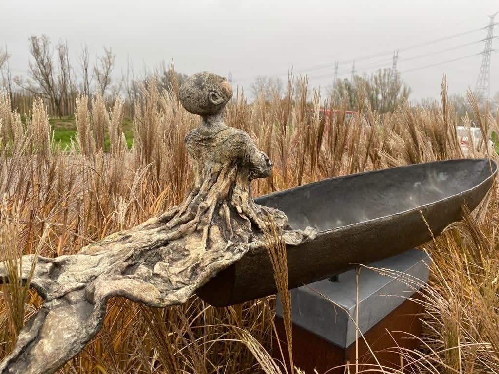 King of Kingabwa monumental bronze boat sculpture of Lieven D'Haese for water for garden sculpture contemporary sculpture at Art Yi gallery in Brussels