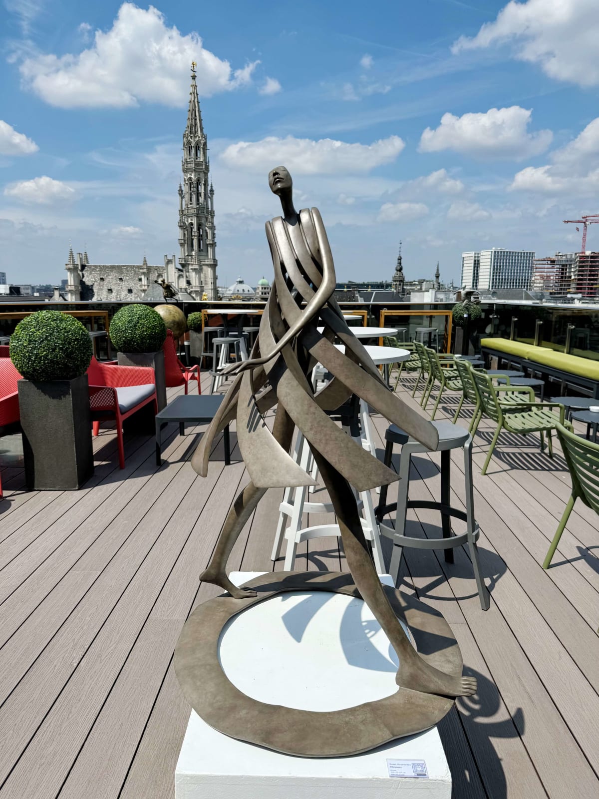 Primavera tanzende Mädchenskulptur Isabel Miramontes Gartenskulptur Gartendesign Gartendekoration Kunst zeitgenössische Skulptur Bronzeskulptur Innenarchitektur im Hotel Barsey von Warwick Art Yi Gallery Brüsseler Kunstgalerie