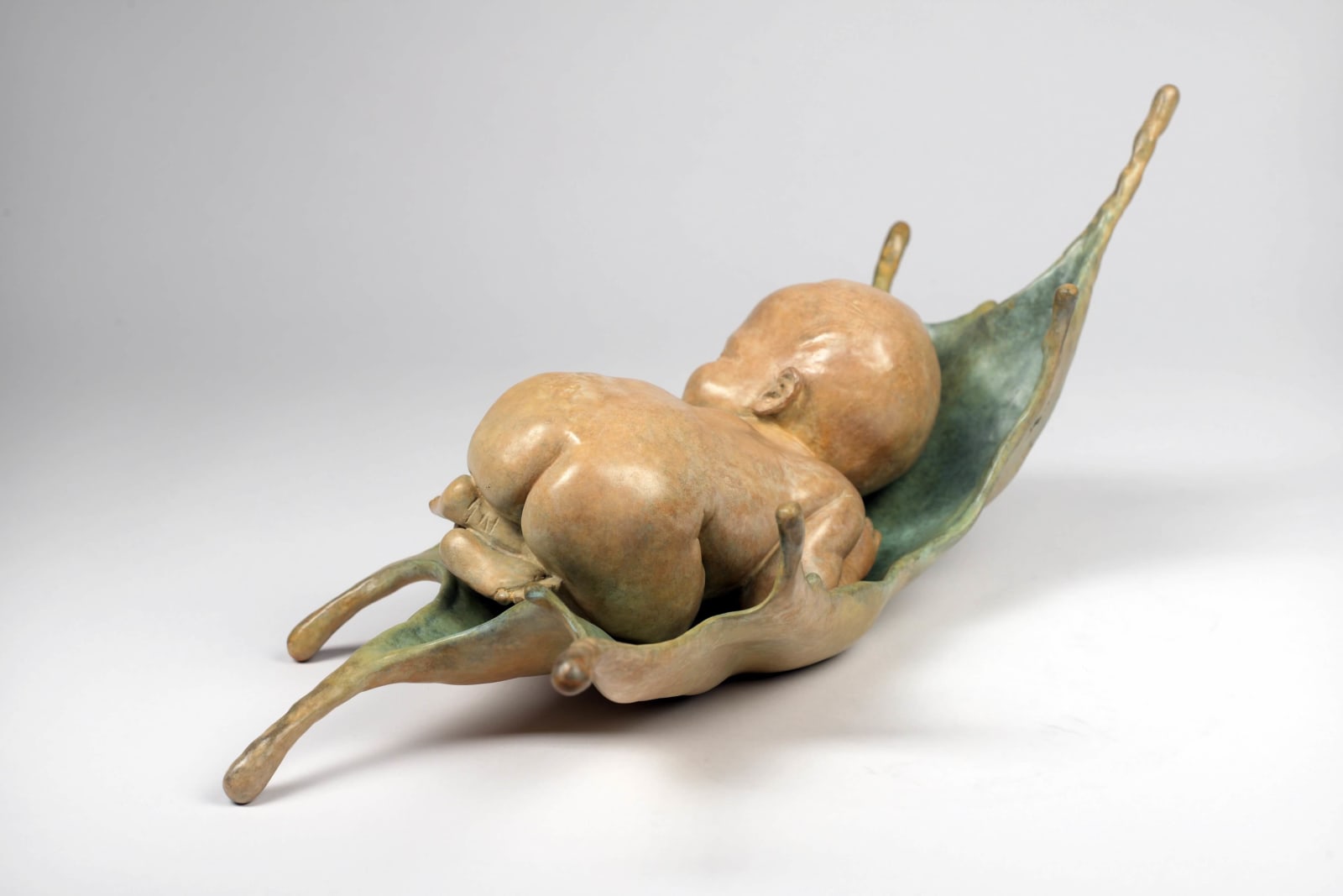 doux rêves bébé sculpture Liang Binbin mignon bébé dormant sur l'eau bleue sculpture en bronze sculpture contemporaine Galerie Art Yi Galerie d'art de Bruxelles