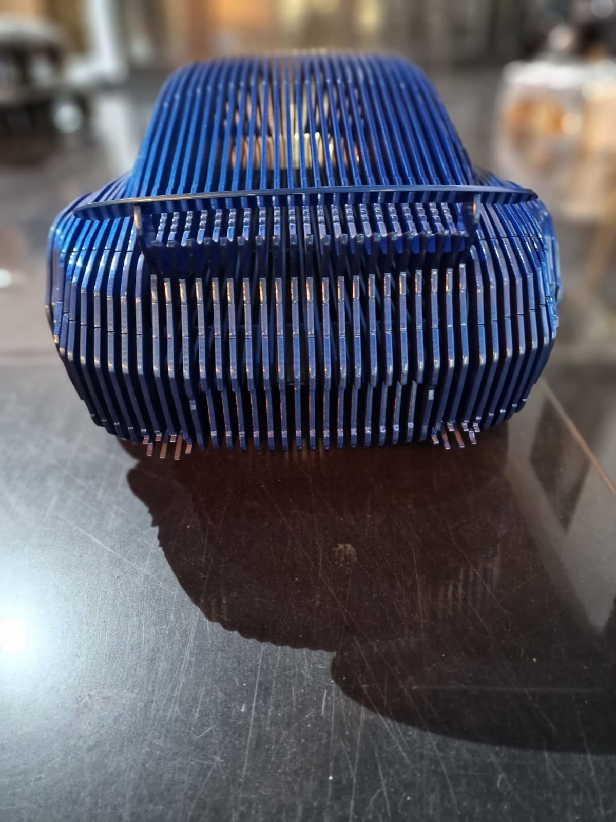 Sculpture de voiture de course de luxe bleu Safari Sculpture de voiture contemporaine Jean Paul Kala Galerie Art Yi Galerie d'art de Bruxelles