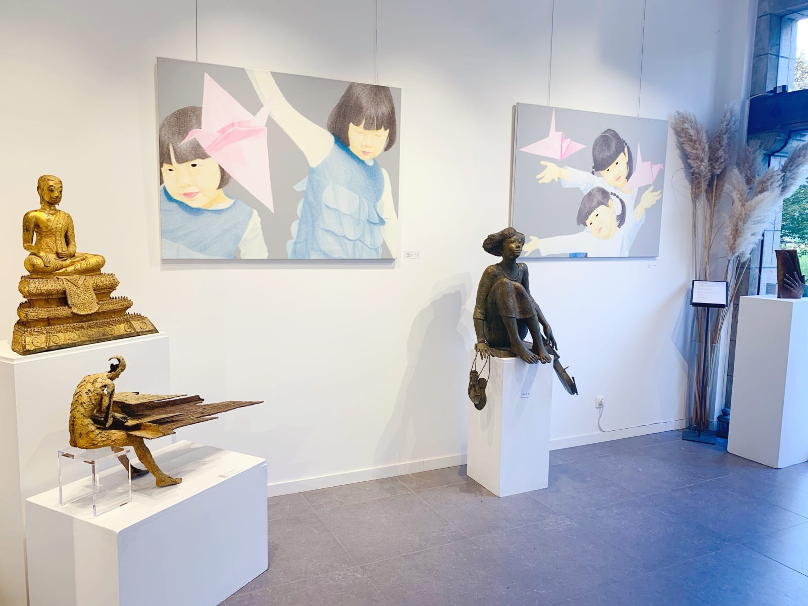 Han Feng peinture à l'huile de fille chinoise jolie fille asiatique peignant art design d'intérieur à l'hôtel Barsey par Warwick Art Yi galerie galerie d'art de Bruxelles