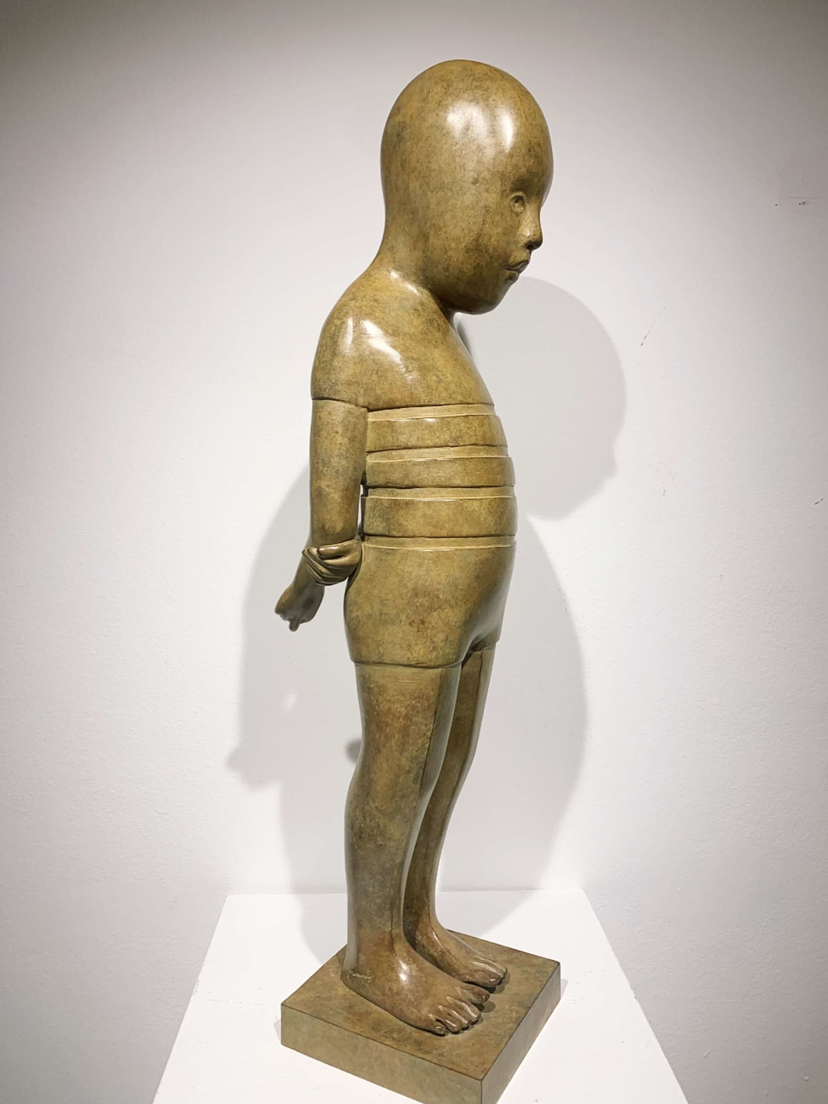 Het mannetje Isabel Miramontes braaf schattig jongensbeeld staande jongen met figuren omhoog figuratief beeld hedendaagse beeldhouwkunst Art Yi-galerij Kunstgalerij Brussel