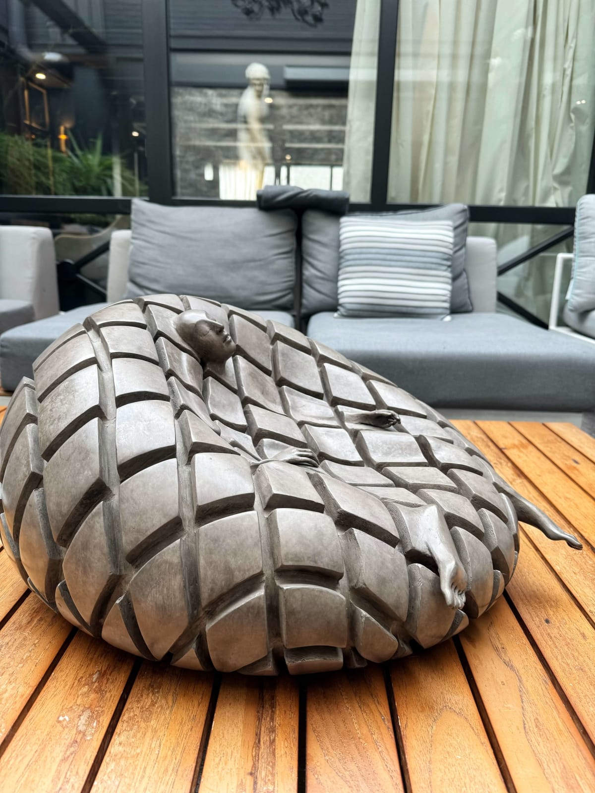 Songe Schwimmskulptur Isabel Miramontes Gartenskulptur Gartengestaltung Gartendekoration Kunst zeitgenössische Skulptur Bronzeskulptur Innenarchitektur im Hotel Barsey von Warwick Art Yi Galerie Brüsseler Kunstgalerie